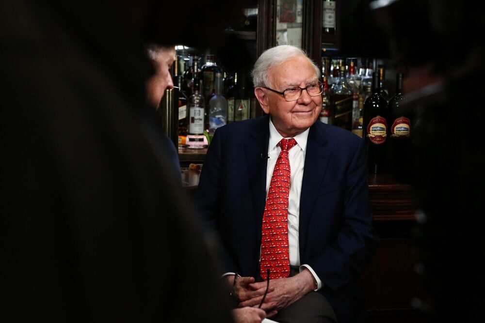 En el primer trimestre de 2025, Berkshire Hathaway liquidó por completo sus posiciones en Citigroup y Nu Holdings, al tiempo que aumentó su participación en compañías de consumo y servicios industriales. En el primer trimestre de 2025, Berkshire Hathaway liquidó por completo sus posiciones en Citigroup y Nu Holdings, al tiempo que aumentó su participación en compañías de consumo y servicios industriales.