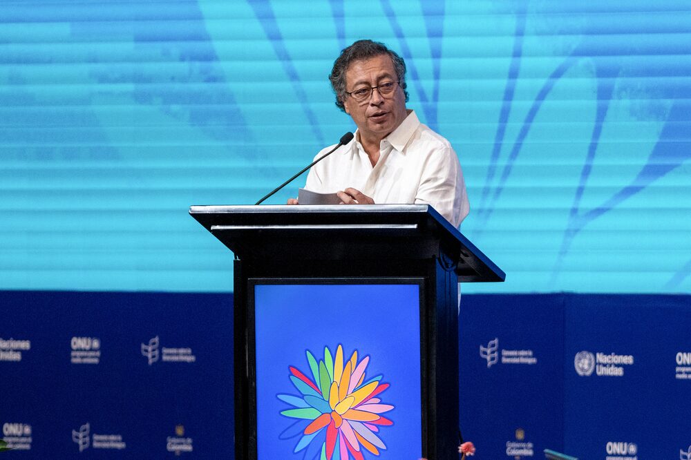 Gustavo Petro em um púlpíto Gustavo Petro em um púlpíto