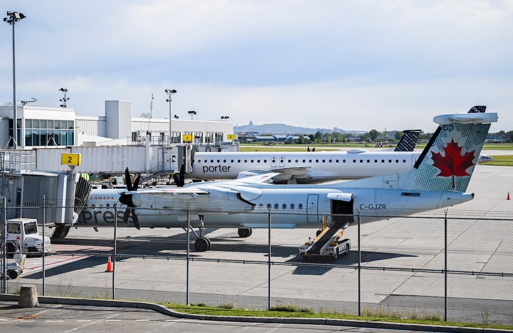 Un avión de Air Canada en el aeropuerto internacional de Montreal-Pierre Elliott Trudeau. Fotógrafo: Graham Hughes/Bloomberg Un avión de Air Canada en el aeropuerto internacional de Montreal-Pierre Elliott Trudeau. Fotógrafo: Graham Hughes/Bloomberg