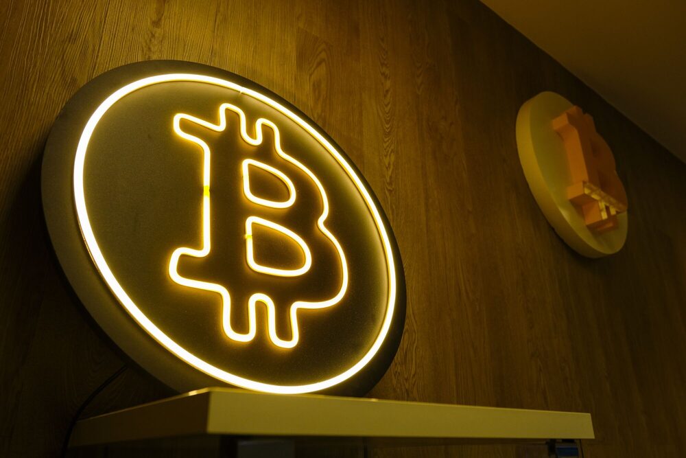 Un logotipo de neón de la criptomoneda Bitcoin en un quiosco de intercambio de criptomonedas en Varsovia, Polonia, el jueves 14 de marzo de 2024. Un logotipo de neón de la criptomoneda Bitcoin en un quiosco de intercambio de criptomonedas en Varsovia, Polonia, el jueves 14 de marzo de 2024.