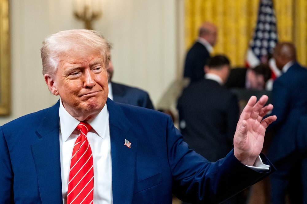 El presidente de EE.UU., Donald Trump, anunció que enviará cartas para restablecer tarifas unilaterales, agitando de nuevo los temores sobre una escalada comercial a nivel global. El presidente de EE.UU., Donald Trump, anunció que enviará cartas para restablecer tarifas unilaterales, agitando de nuevo los temores sobre una escalada comercial a nivel global.