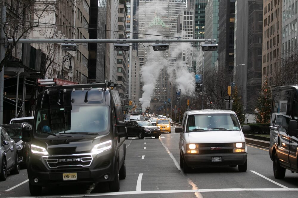 Pedágio tem o objetivo de reduzir o tráfego intenso em Manhattan e levantar recursos para o investimento em transporte público Pedágio tem o objetivo de reduzir o tráfego intenso em Manhattan e levantar recursos para o investimento em transporte público
