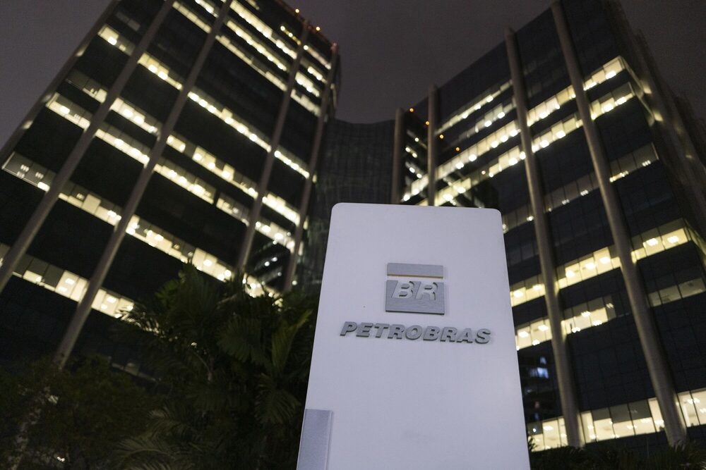 Petrobras mostraría una mejora operativa por mayor producción en el pre-sal y nuevas plataformas. El dividendo proyectado de US$2.400 millones podría actuar como catalizador bursátil. Petrobras mostraría una mejora operativa por mayor producción en el pre-sal y nuevas plataformas. El dividendo proyectado de US$2.400 millones podría actuar como catalizador bursátil.