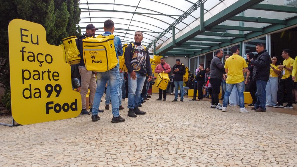 A estratégia da 99 para se aproximar dos entregadores passa pela garantia mínima de R$ 250 por dia para quem fizer 20 corridas – sendo ao menos cinco via 99Food A estratégia da 99 para se aproximar dos entregadores passa pela garantia mínima de R$ 250 por dia para quem fizer 20 corridas – sendo ao menos cinco via 99Food